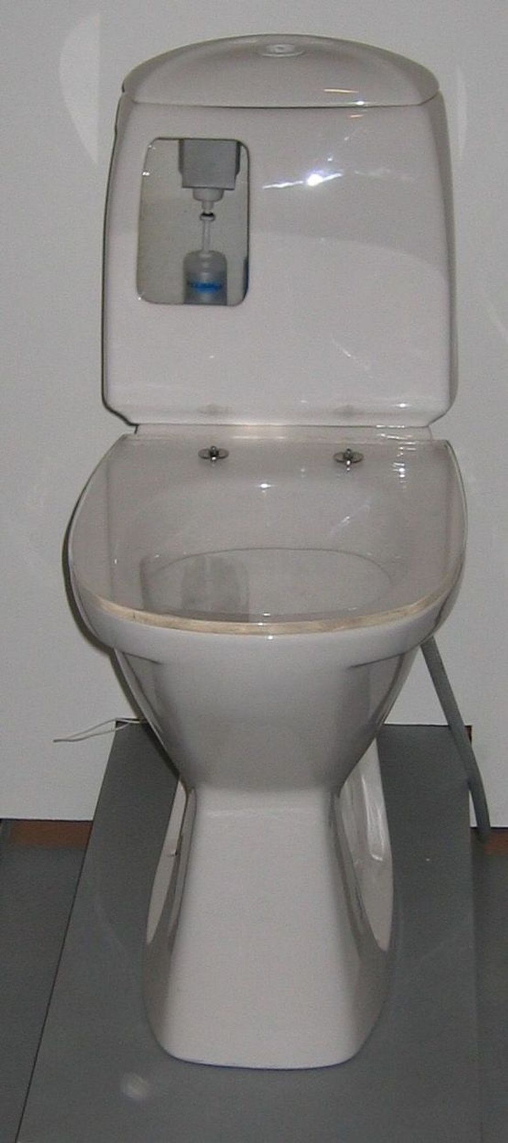 SKINNENDE RENT: Med Flush blir toalettet skinnende ren uten at man behøver å skrubbe med kost. Et bedre bilde enn dette var ikke de fire oppfinnerne villig til å vise frem foreløpig på grunn av patentsøk.