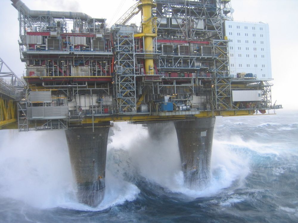Her er det storm og orkan i Nordsjøen i begynnelsen av november 2006 på Oseberg A. I år rammes mange oljearbeidere i  Nordsjøen av uvær rundt nyttår. 