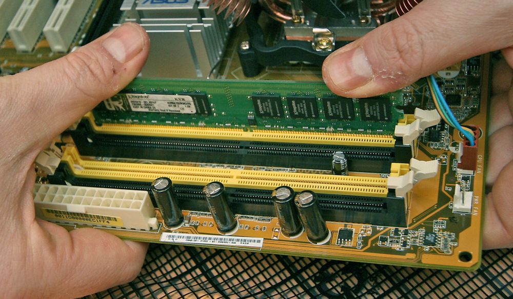 INN MED MINNET:I en super-PC trenger du både god og nok munne. Vi ville ikke ha uforklarlige feil som skyldes dårlig RAM, derfor valgte vi 2 GB testet DDR2-RAM fra Kingston. Trykk hukommelseskortene håndfast ned i sporene og klikk på låsene. Når de klikker på plass er alt som det skal være.