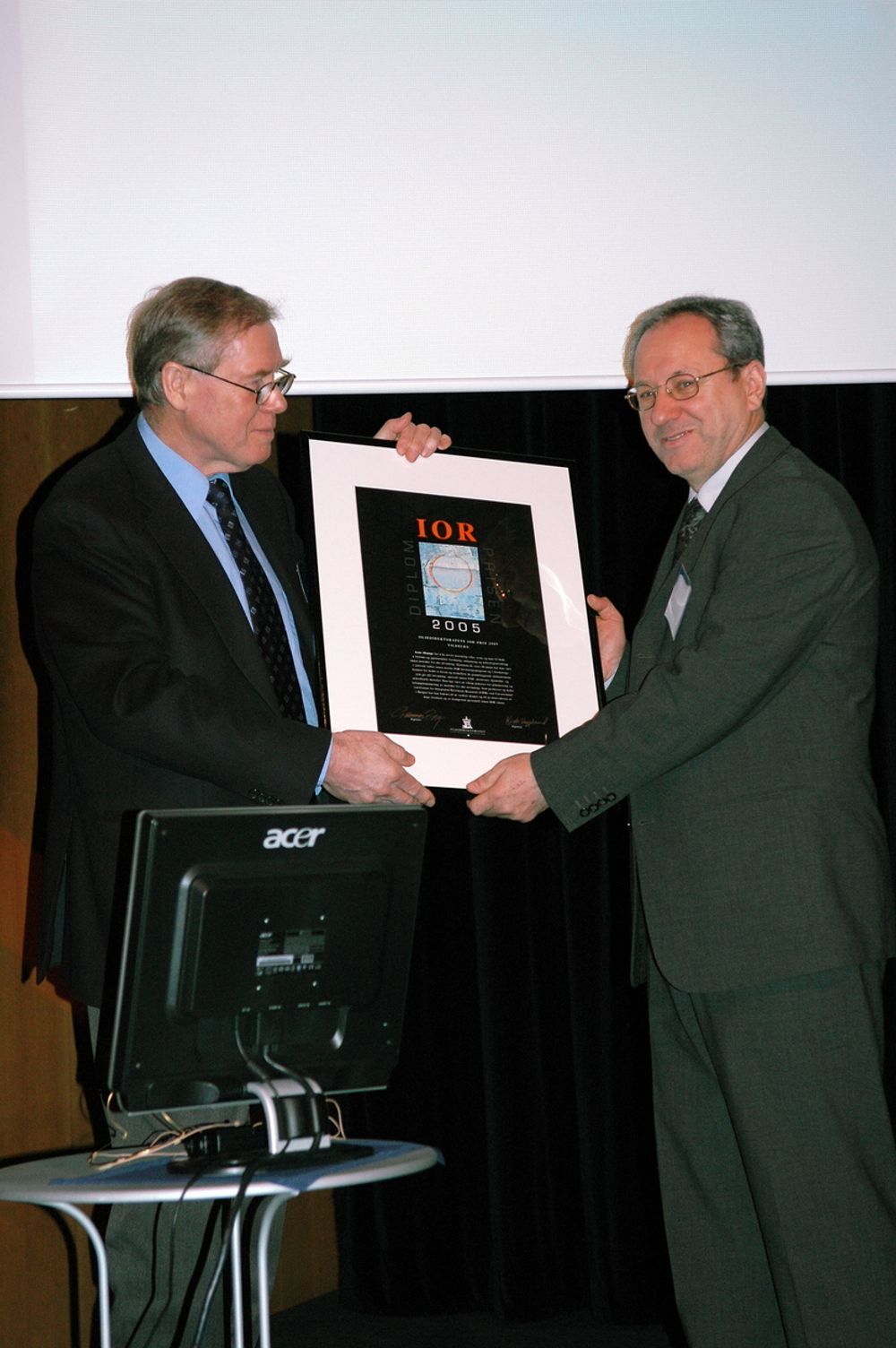 VELFORTJENT: Gunnar Berge overrekker IOR-prisen for 2005 til Arne Skauge.