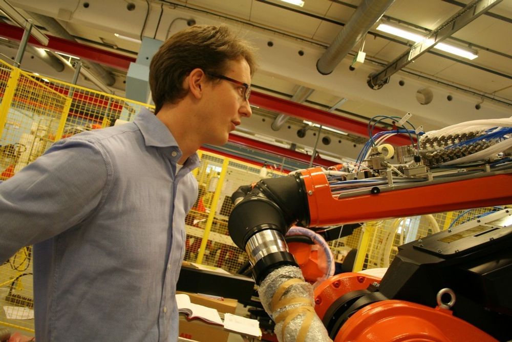 LEDER OMSTILLINGEN: Gisle Bryne (32) har ansvaret for effektiviseringen ved ABBS robotfabrikk.