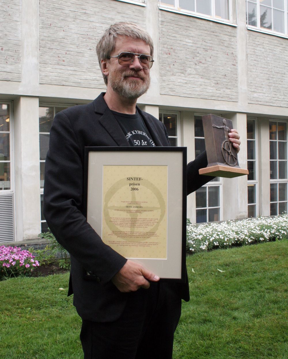 Amanuensis Trond Andresen har fått årets Sintef-prisen for fremragende pedagogisk virke.