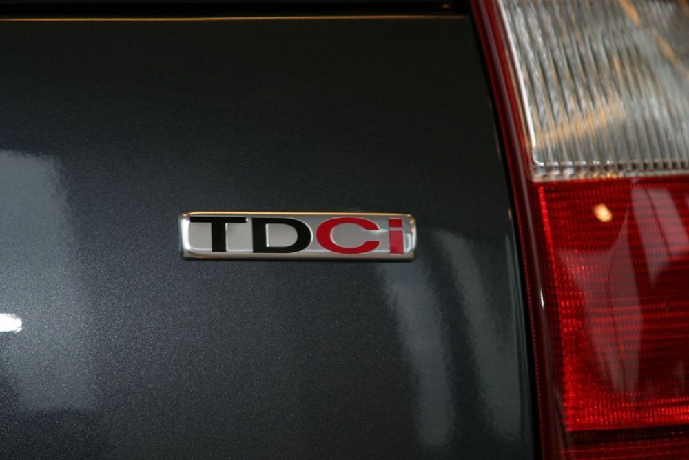T og D: Bokstavene T og D indikerer at det er en bil med dieselmotor. Bokstavkombinasjonen er forskjellig fra bilmerke til bilmerke. Dette merket sitter på en Ford Mondeo.