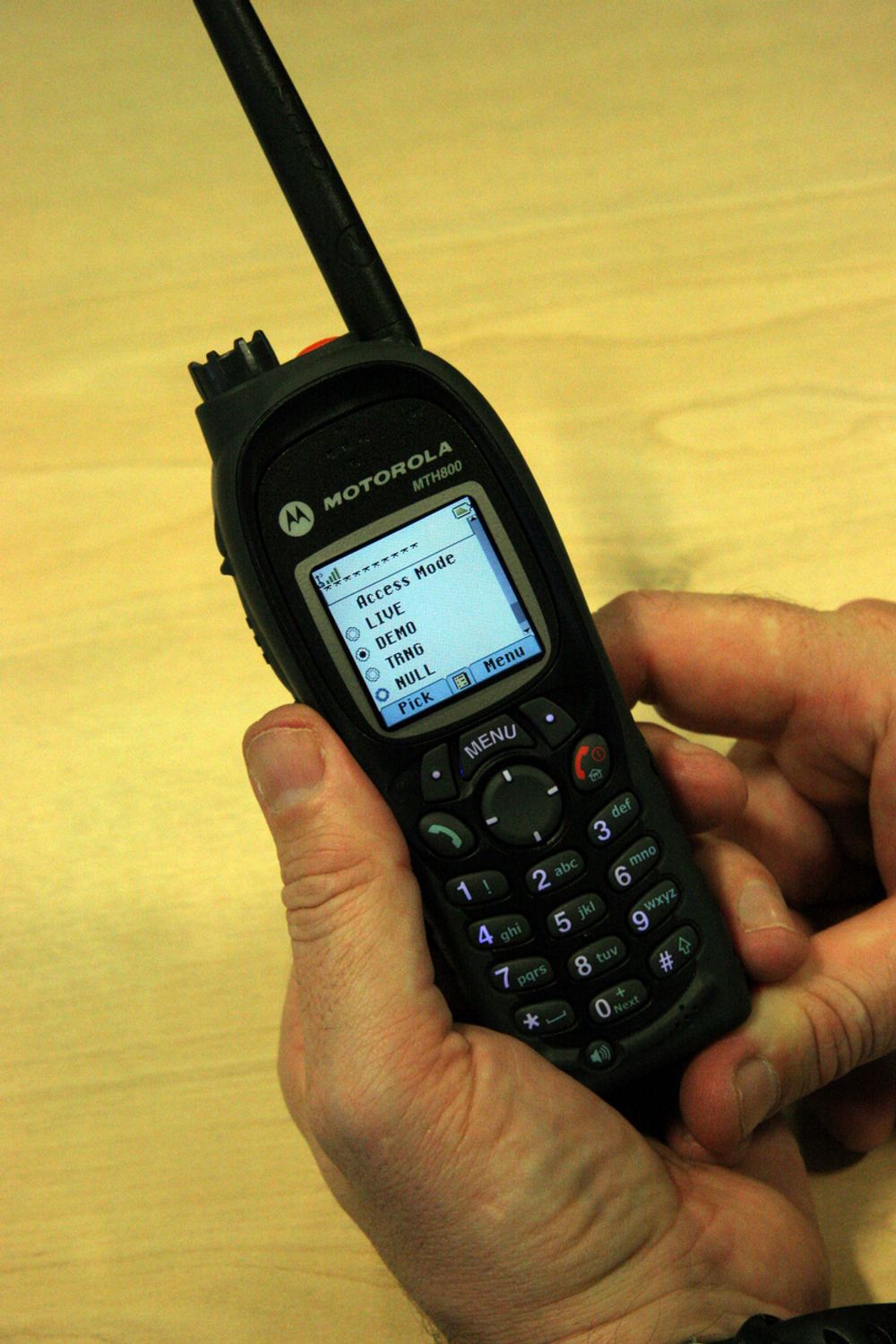 SIKKER: Tetra-systemet vil gi blålysetatene sikrere og bedre kommunikasjon enn i dag. Her er en av Motorolas håndsett som er laget for versjon 1 av Tetra-systemet.
