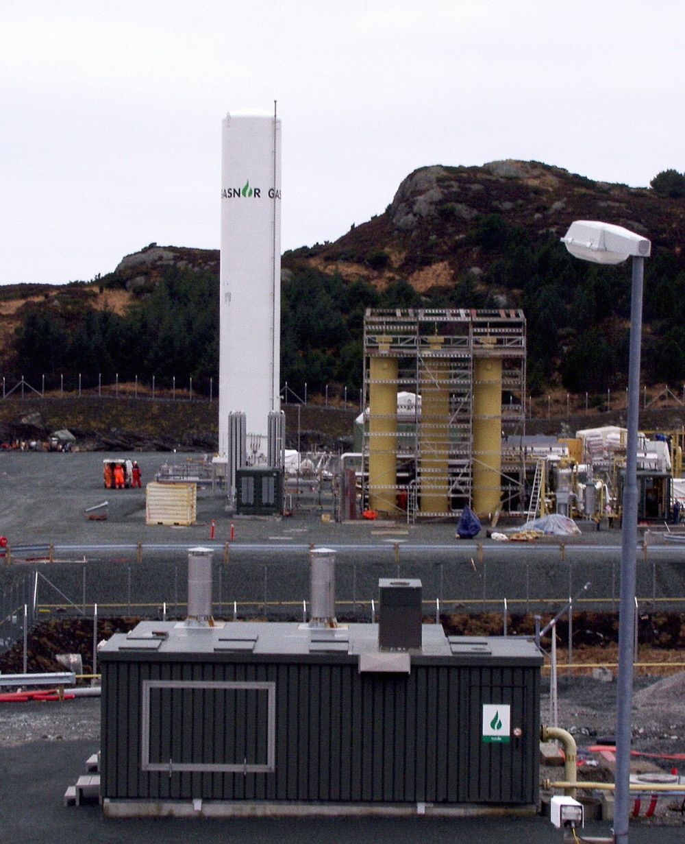 60000 TONN:Gasnors LNG anlegg på Karmøy kan produsere 60 tonn LNG daglig. Gassen hentes fra distribusjonsnettet for gass på Karmøy.