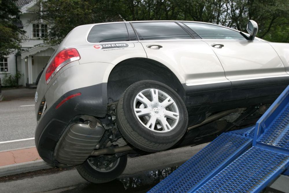 VELTER IKKE: Selv ikke med denne voldsomme krengingen, velter VW Touareg under kontrollert kjøring på en rampe.