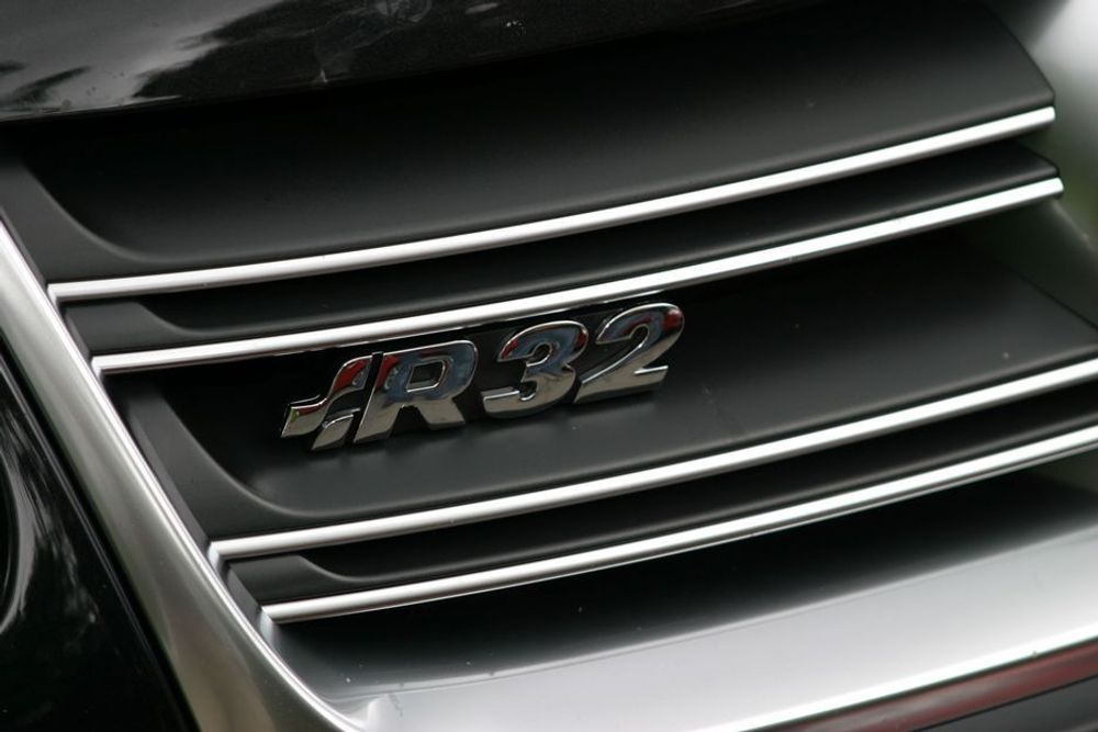 DISKRET: Råskinnet Golf R32 er en bil for kjennere og entusiaster. R32-merket i grillen sier nok.
