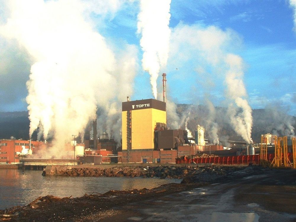 KRAFT OG PAPIR: Södra Cell Toftes kraftproduksjon foregår i det store gule tårnet. Den inneholder Norges største biobrenselkjele.