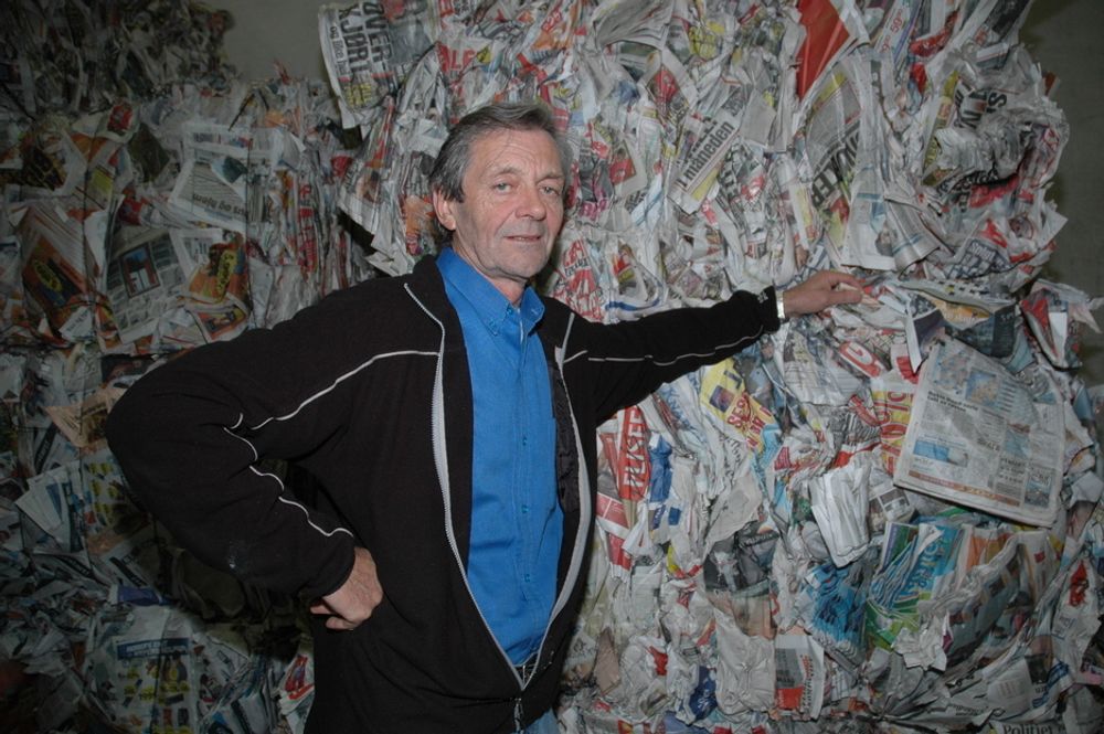GAMLE NYHETER: Arne Krumsvik er daglig leder og eier av Norsk Celluloseisolasjon som bruker gamle aviser som råstoff.