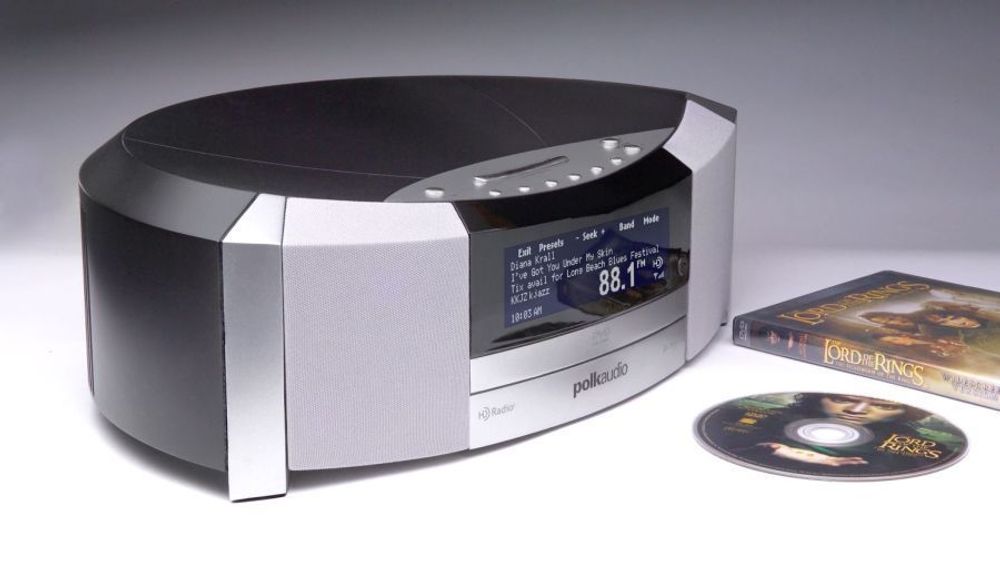 Polk Audio, Inc. står bak The Polk Audio I-Sonic Entertainment System. Den inkluderer HD Radio, DVD/CD og XM Ready teknologi for en total medieløsning.