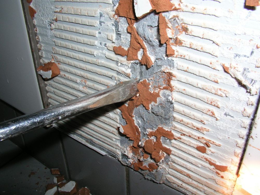 STÅLSKJØT: Bildet viser en utett stålskjøt på en baderomsmodul. Produsenten endret produksjonsmetoden etter at Byggforsk påpekte svakheten.