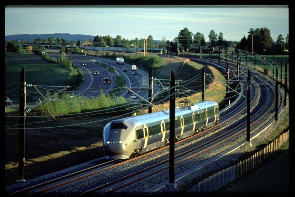 Steinar Killi og versekameratene i Jernbaneverket priser Liv Signe Navarsete som gir penger både til tog og transport.