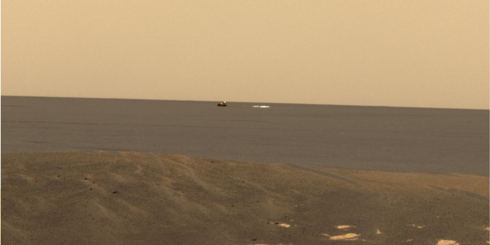 VYER: Mars-rover Opportunity tok dette bildet av sitt eget landingsskall - i det fjerne til venstre - og sin landingsfallskjerm, til høyre. Bildet er behandlet ved NASA/JPL/Cornell for å vise fargene slik man mener de er på Mars. Opportunity og dens tvilling skal nå arbeide trutt og traust videre, helt ut september i år.
