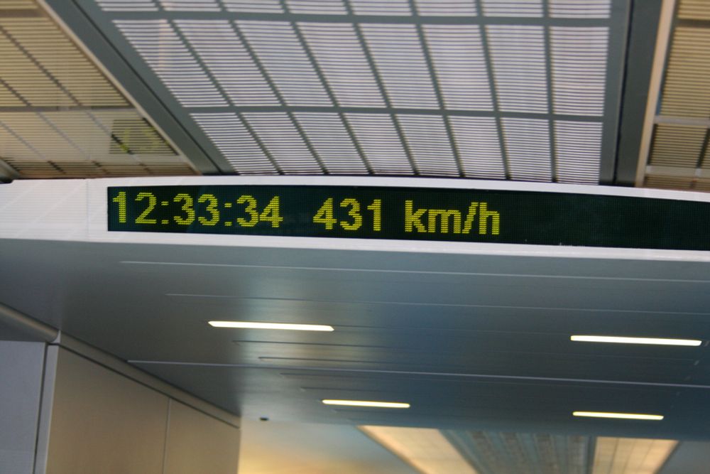 FULL FART FOROVER: 431 km/h er marsjfart for det magnetiske svevetoget i Shanghai.