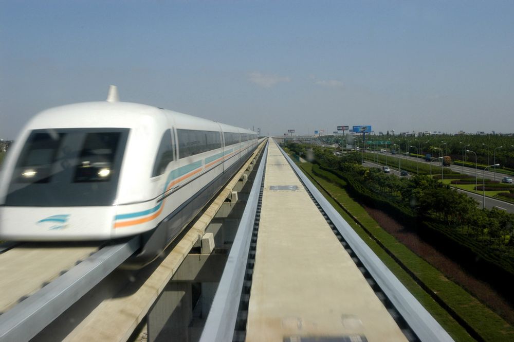 SPARER TID: Maglevtoget i Shanghai tar 7,5 minutter, så passasjerene slipper en biltur på en time. Nå planlegger kineserne å utvide den 30 km lange banen.