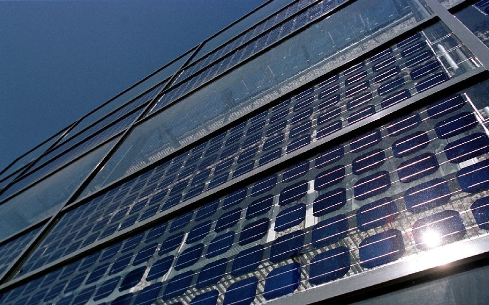 ET BYGG: Dagen elektrobygg på NTNU er dekket av silisiumbaserte solceller. Om få å kan også andre farger velges, samtidig som energiutbytte mangedobles.