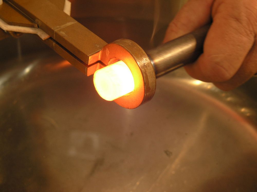 EFD Induction viste at det går an å varme metall uten berøring ved bruk av induksjon.