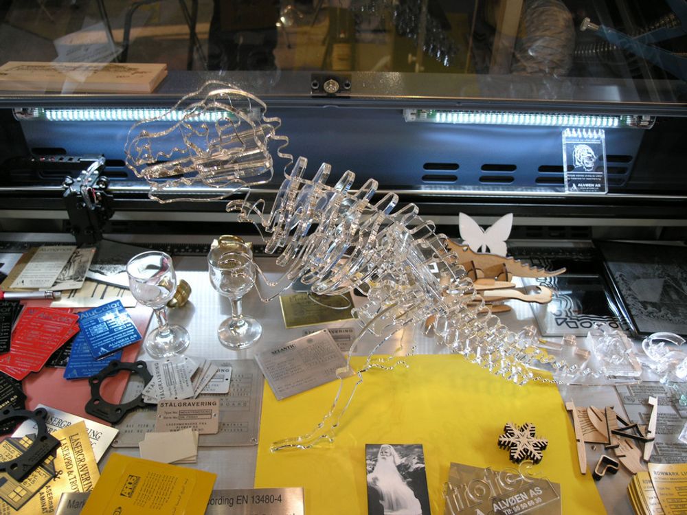 Dinosaur skåret ut fra plast med laser.