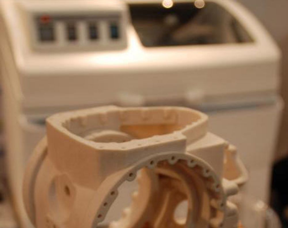 3D-PRINTER: Det tok kun 6,5 timer å printe ut denne motordelen med Spectrum Z510 fra Z-Corporation.