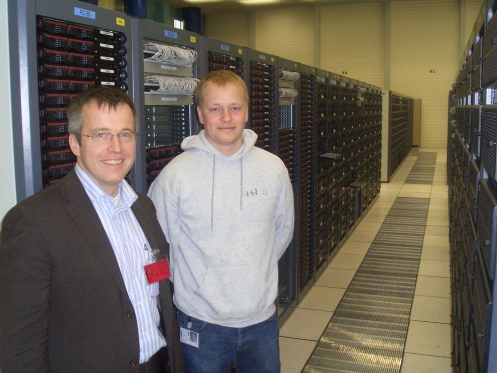 Fast fikk tidligere i år kontrakt på levering av søketeknologi til Cerns datasystemer. De to fornøyde karene inne i Cerns datasenter er Bjørn Olstad forskningssjef i Fast (t.v) og Audun Nordal, som er leid ut til Cern for å implementere løsningene.