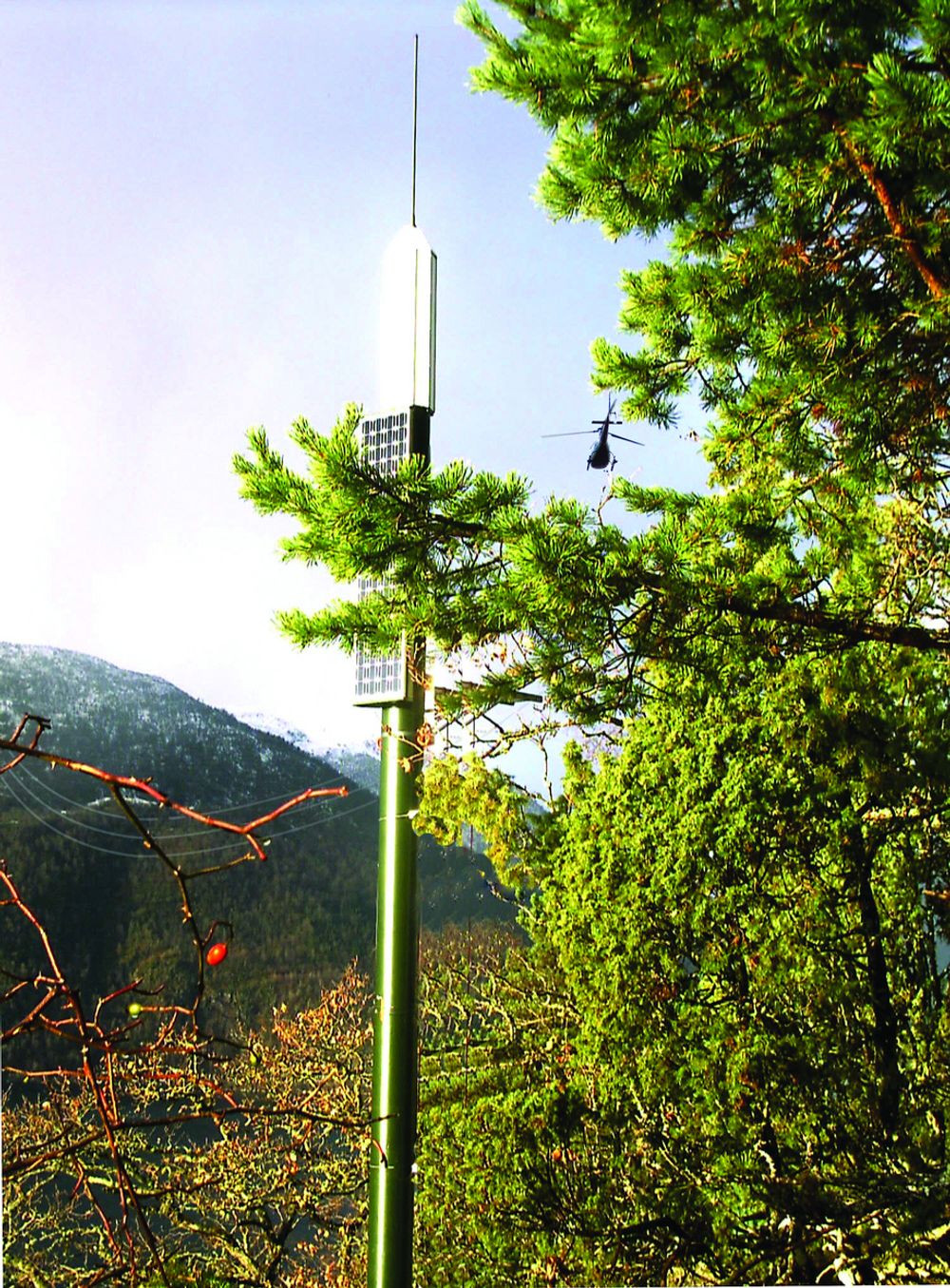 PLASSERING: Radarvarsleren plasseres på et strategisk sted i nærheten av lufthinderet. Øverst VHF-antenne, under radarpaneler med antenner som dekker 360 grader, og nederst solcellepanelene.
