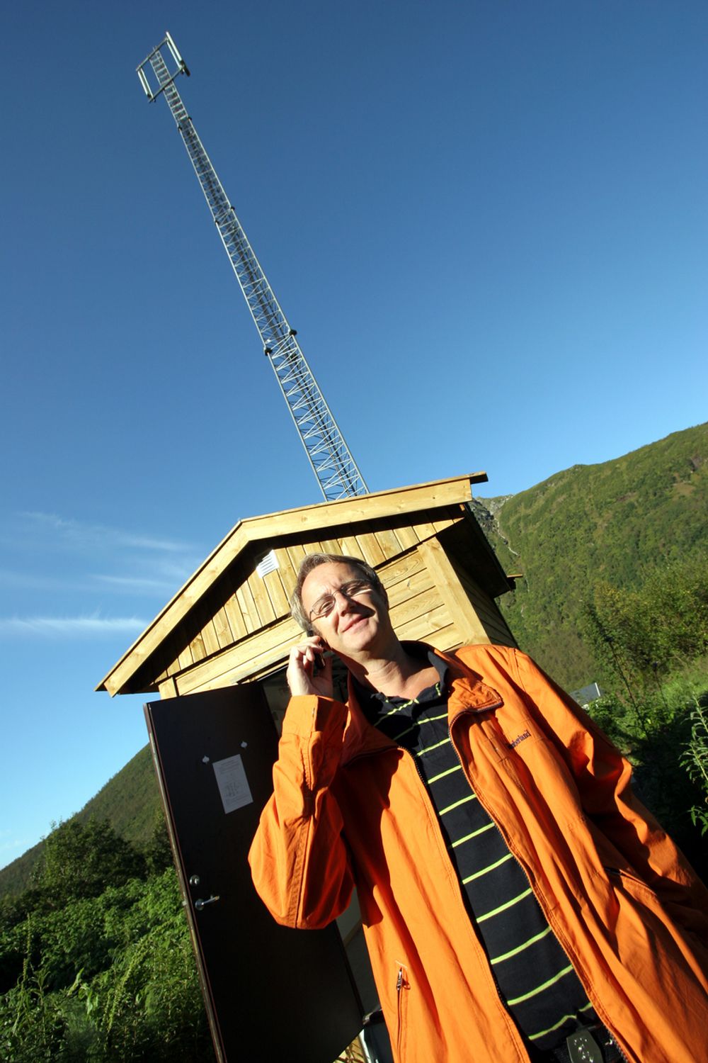 MEKTIG HYTTEEIER: Du kanskje ikke at Telenor Mobil er Norges største hytteier. Plasseringen av 1 150 basestasjonshytter er det Bjørn Amundsen som i stor grad har planlagt. På bildet er han i Lavangsdalen utenfor Tromsø.