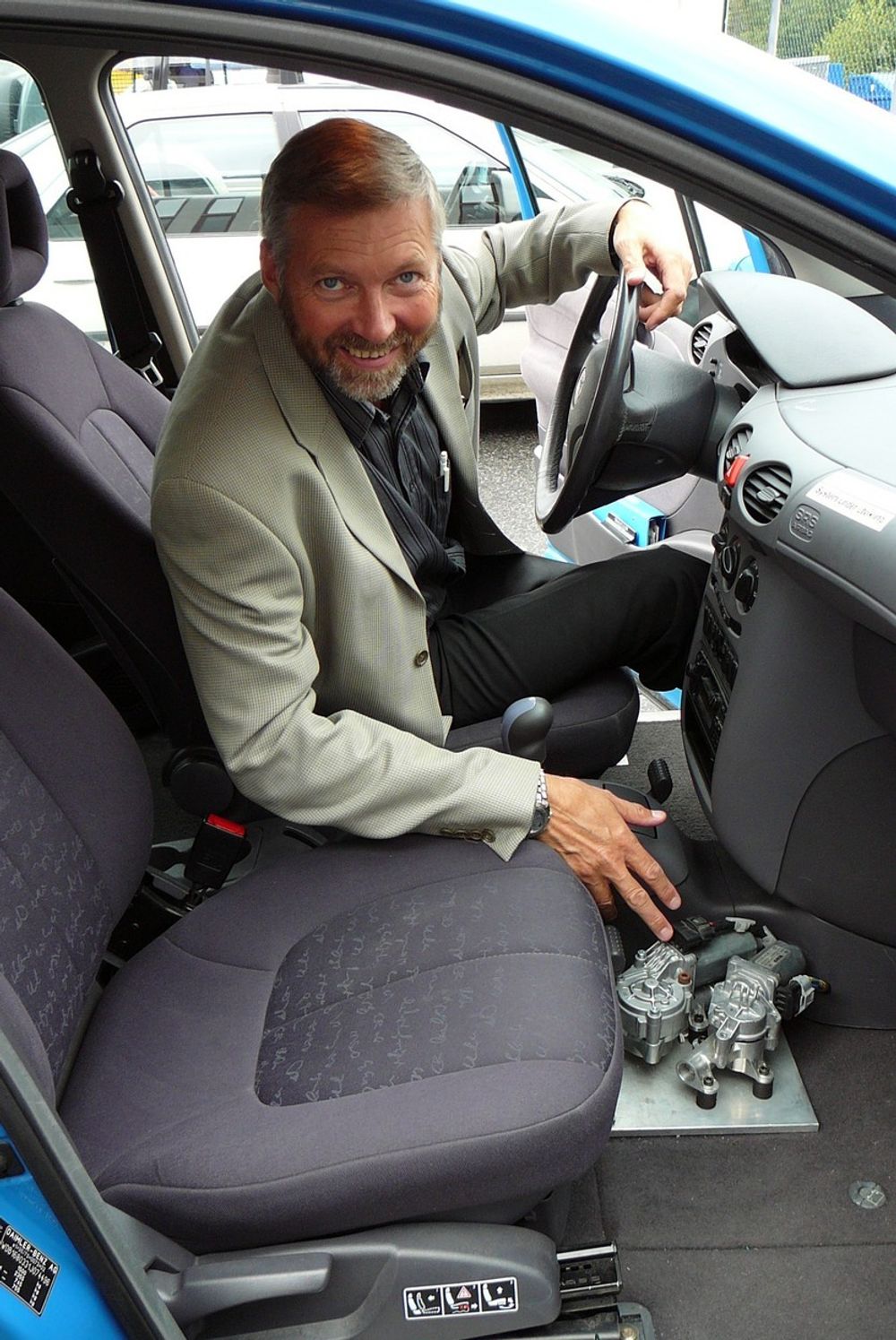 BLID: Adm. direktør Per Håvard Kleven i Kongsberg Devotek er fornøyd om dagen, her med prototypen til en ettermonteringsløsning for en halvautomatkasse for personbiler.
