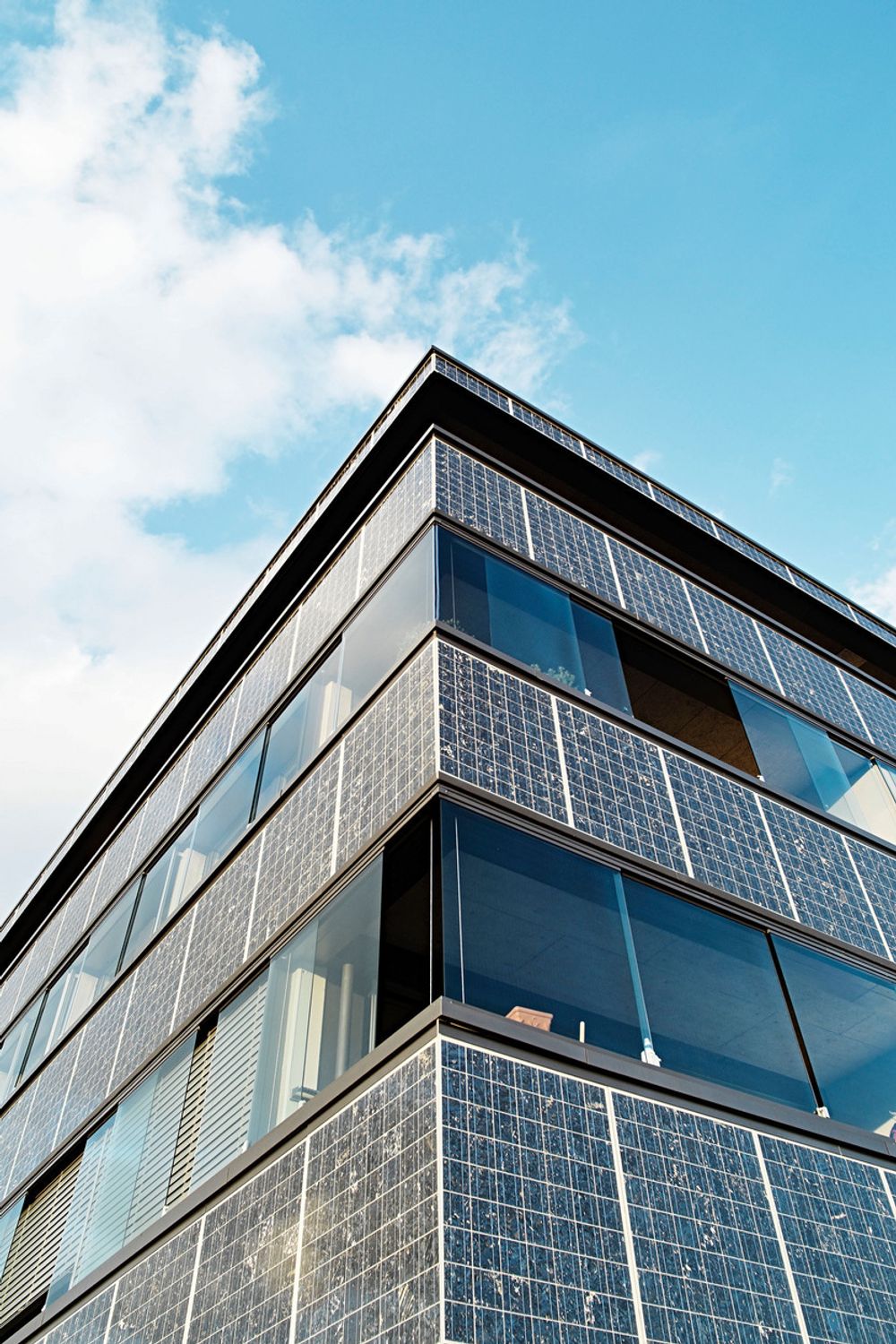 FASADE: Det dukker opp stadig nye forretningsbygg med solcellebekledte fasader.