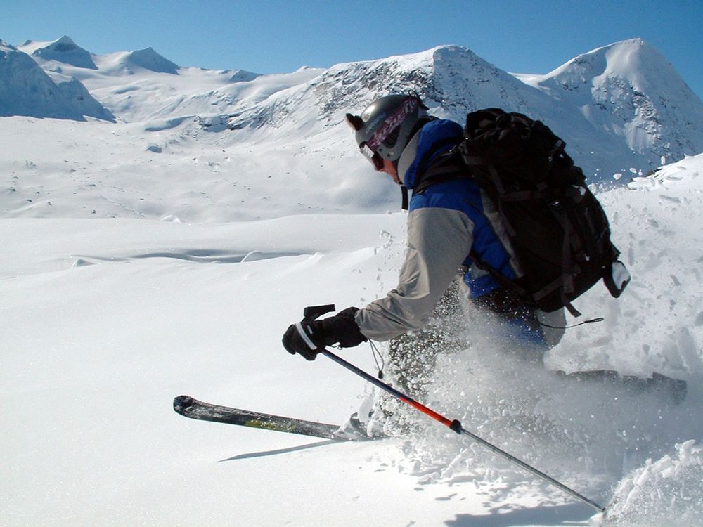 NY DESIGN: Svenske Håkan Dahl er hektet på alpint og ekstremsport. Han tester nytt utsyr selv i alpinanlegget ved Narvik.