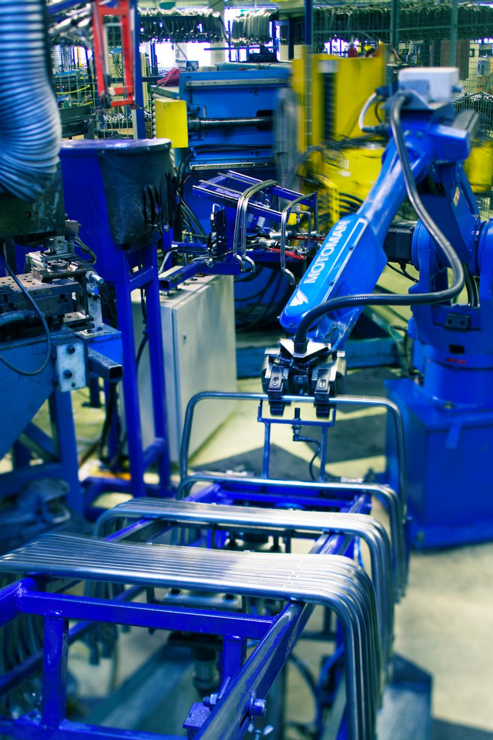 Robotsatsing: Ekornes har over 40 roboter i fabrikken i Sykkylven.