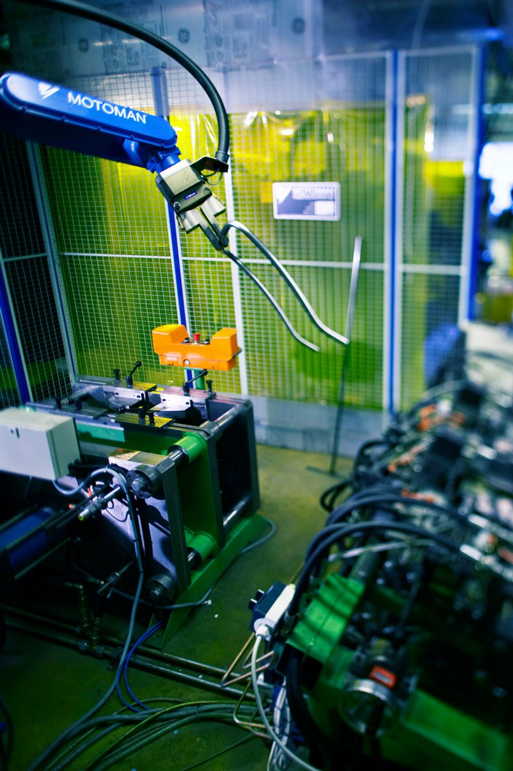 Robotsatsing: Ekornes har over 40 roboter i fabrikken i Sykkylven.