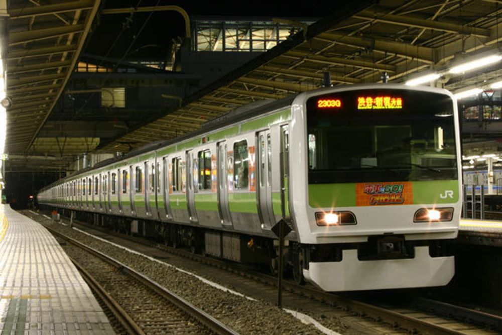 Jernbaneselskapet JR East vil være miljøvennlige og nytenkende. Derfor lar de nå passasjerene produsere strøm i Tokyo.