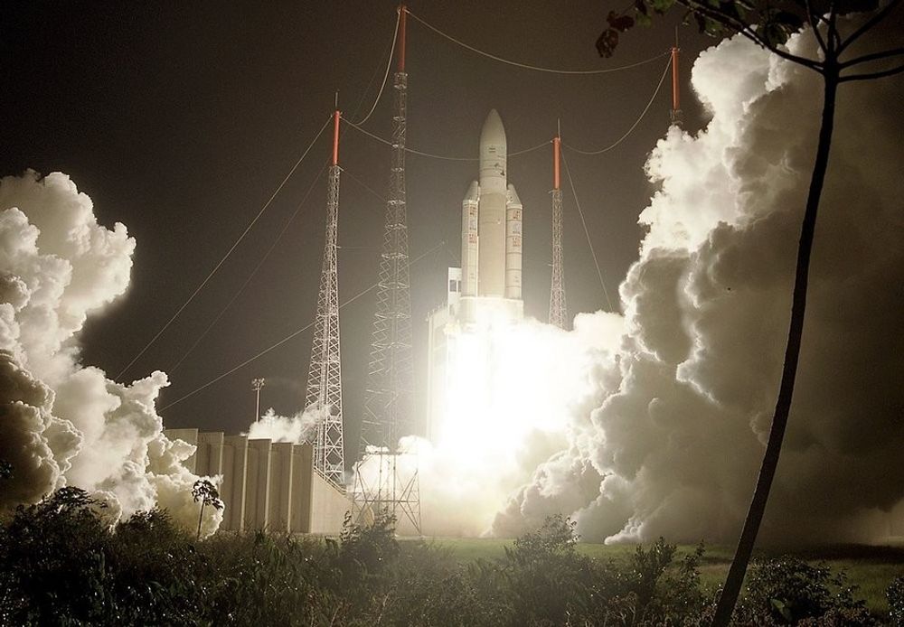 Kongsberg Defence og Aerospace var delaktige i utviklingen av Ariane 5, den tyngste kommersielle satellitten som er plassert i geostasjonær bane. Her fra oppskytningen.