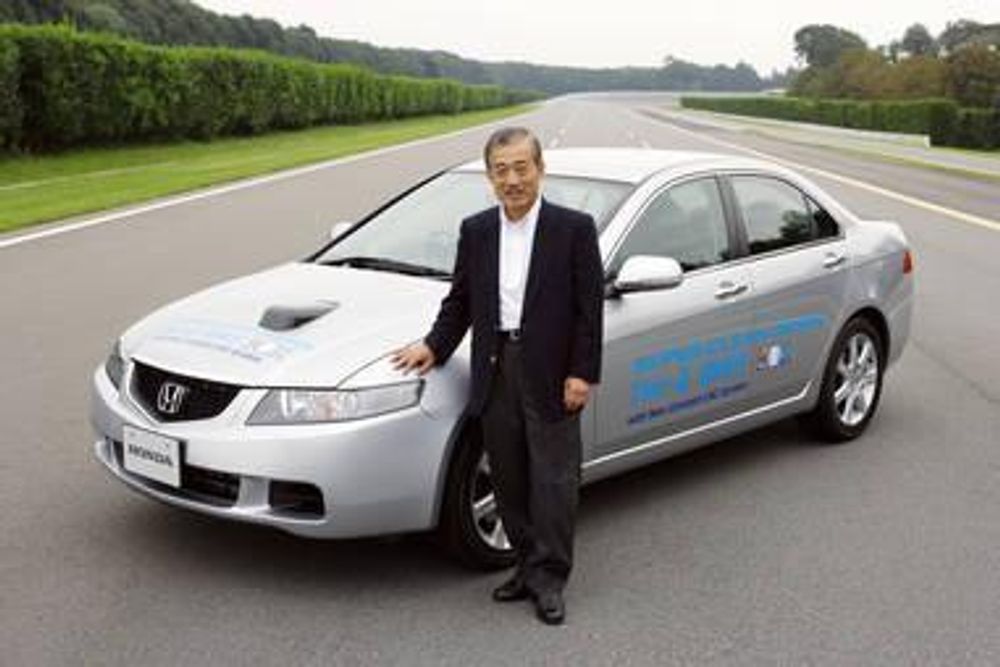 RENERE: Tidligere utviklingssjef og nå adm. dir. i Honda, Takeo Fukui, foran den første protoypen av en Honda Accord med det nye katalysesystemet.