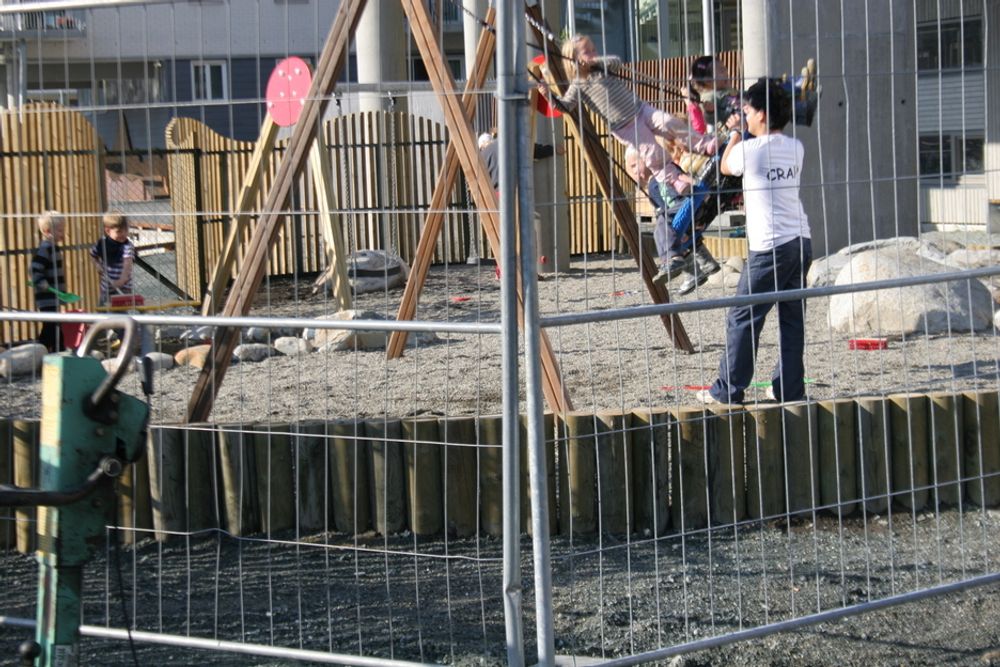 barn som leker på byggeplass