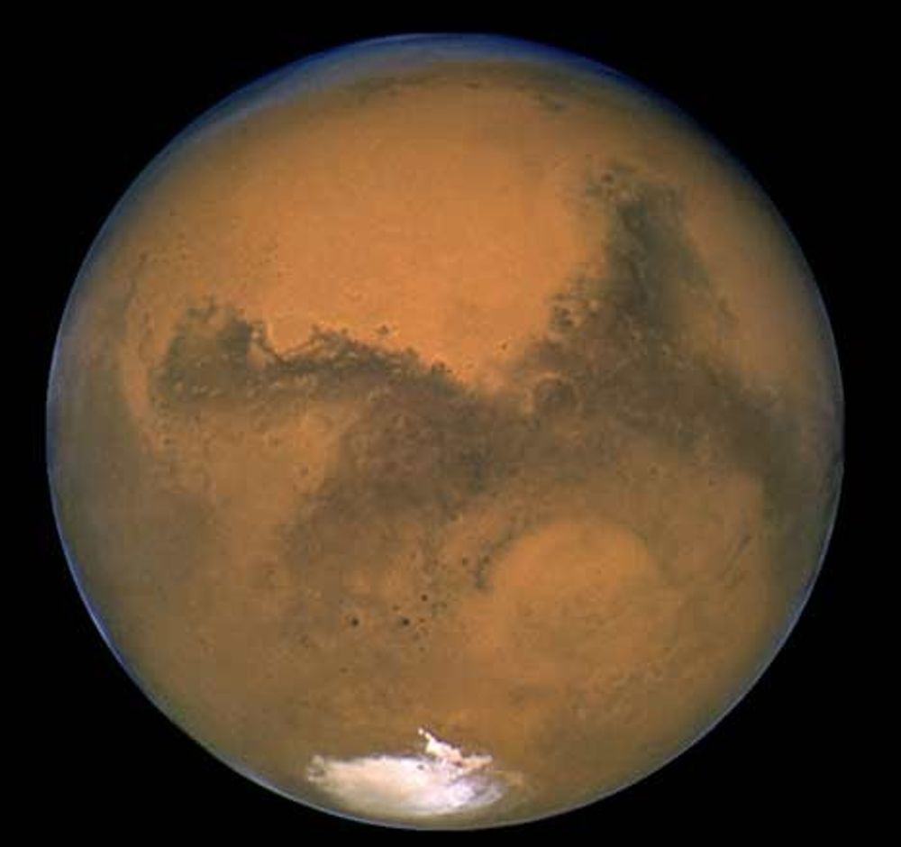Den røde planet Mars er fortsatt synlig på nattehimmelen. Der oppe er nå to robotbiler i gang med å lete etter vann.Foto: NASA/STScI