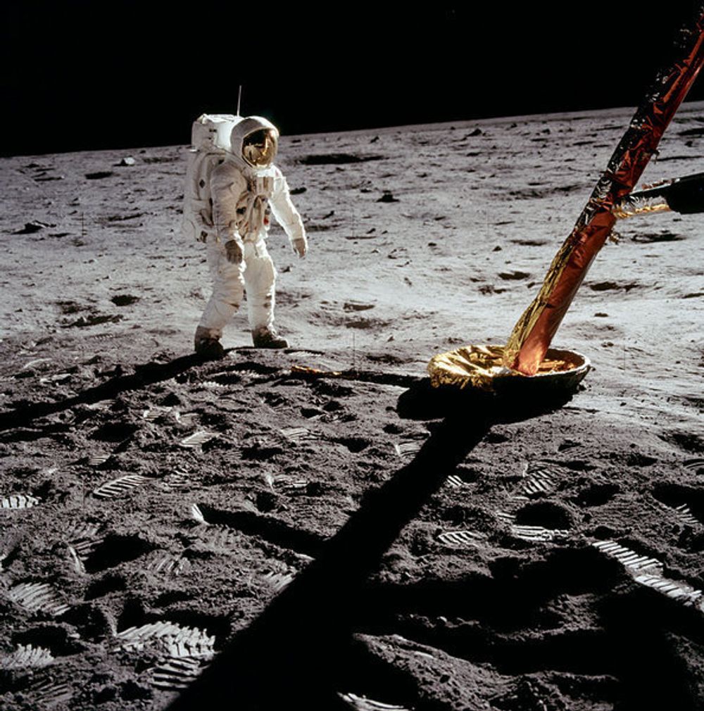 APOLLO 11: Neil Armstrong og Edwin E. "Buzz" Alrdin ble de to første menneskene på månen 20. juli 1969. Her har Armstron gfotografert Aldrin på deres spasertur på månen. De var ute i 2 timer, 31 minutter og 40 sekunder. Oppdraget var først og fremst å observere, fotografere og filme. Ett av månelandingsfartøyets bein sees på bildet.