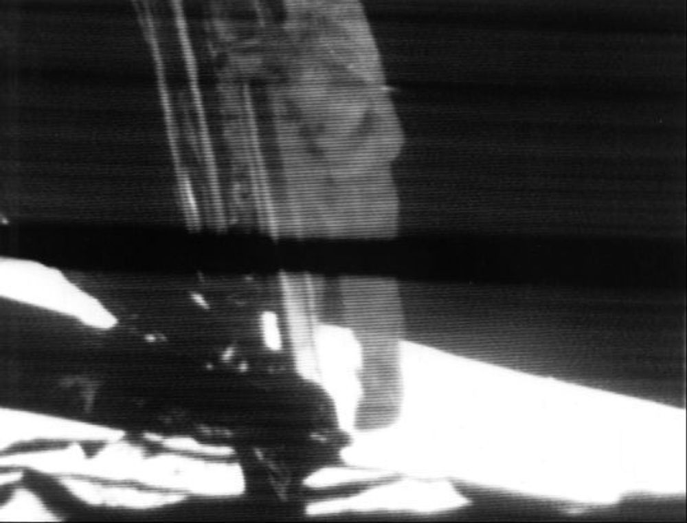 20. juli 1969: Neil Armstrong blir det første mennesket til å sette sin fot på Månen mens han sa: "Et lite skritt for (et) menneske - Et stort skritt for menneskeheten".
