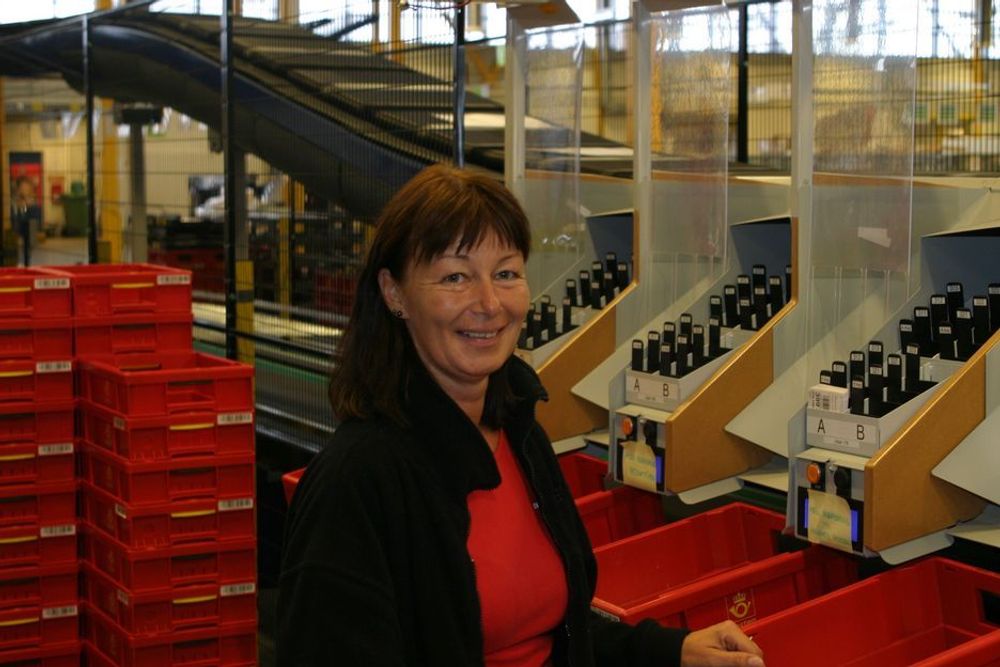 SMILER FORNØYD: Maskinoperatør Anne-Karin Nielsen ved Multisortermaskinen.