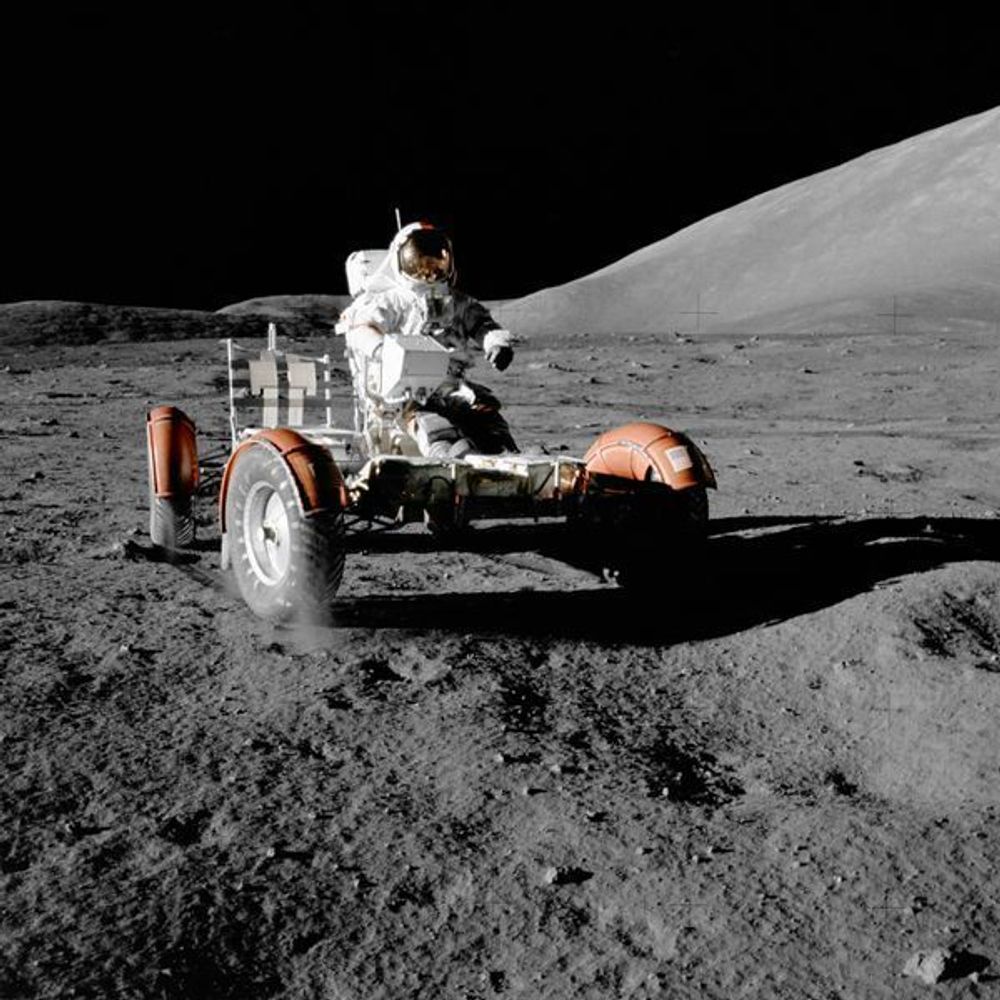 MÅNETUR: Etter at Neil Armstrong og Buzz Aldrin i 1969 ble de første menneskene på månen, sendte USA de neste årene opp flere astronauter, I 1972 var astronaut Eugene A. Cernanra leder for Apollo 17. Her er han på en kjøretur på månen 11. desember 1972.