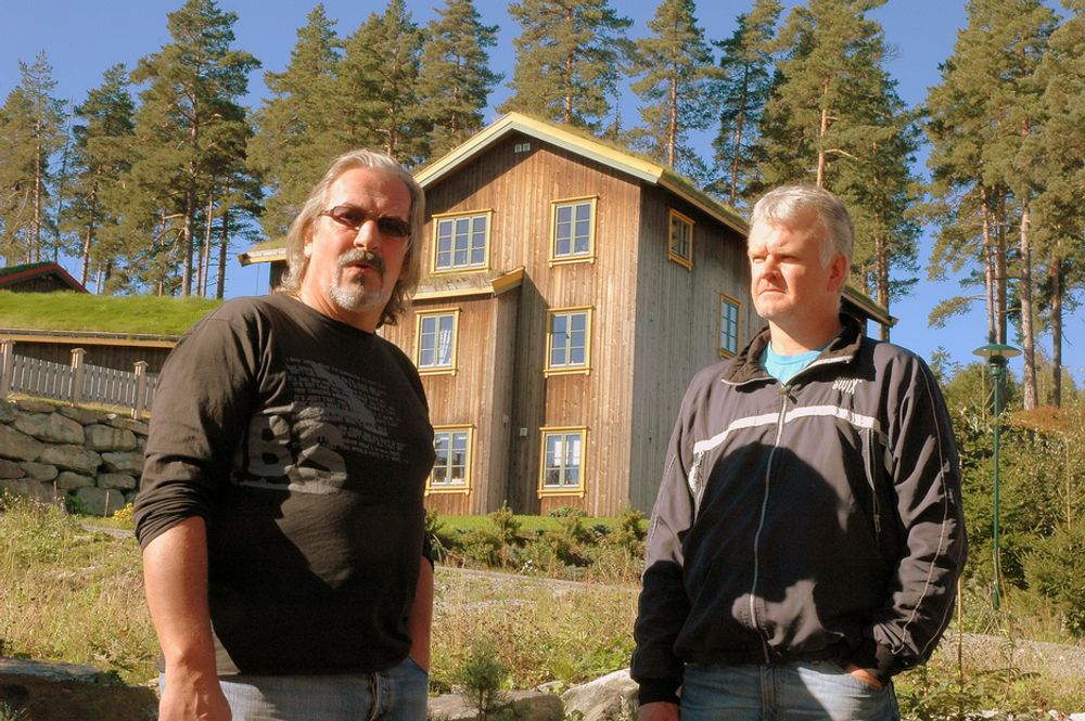 IDEALISME:Arkitekt Erik Ask, til venstre, og byggmester Espen Kronberg har lagt en god porsjon idealisme i sine byggerier. Bak et av husene med energiforbruk ned mot 70 kWh/m2.