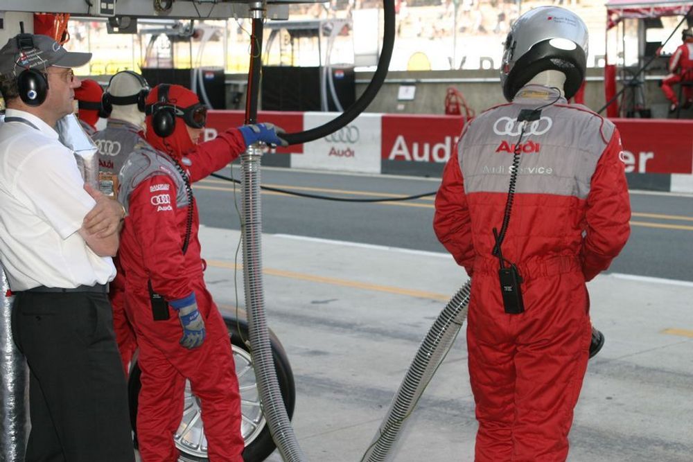 HEKTISK: Topp konsentrerte venter Audi-teamet på at lederbilen deres skal tankes opp.