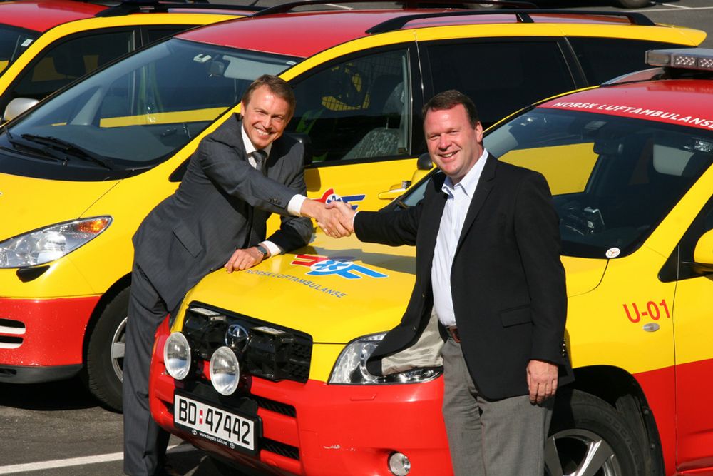 GOD AVTALE: Daglig leder Tor I. Berge i Toyota Norge (til høyre) og leder Steinar Sørlie i Stiftelsen Norsk Luftambulanse gratulerer hverandre med en god avtale.