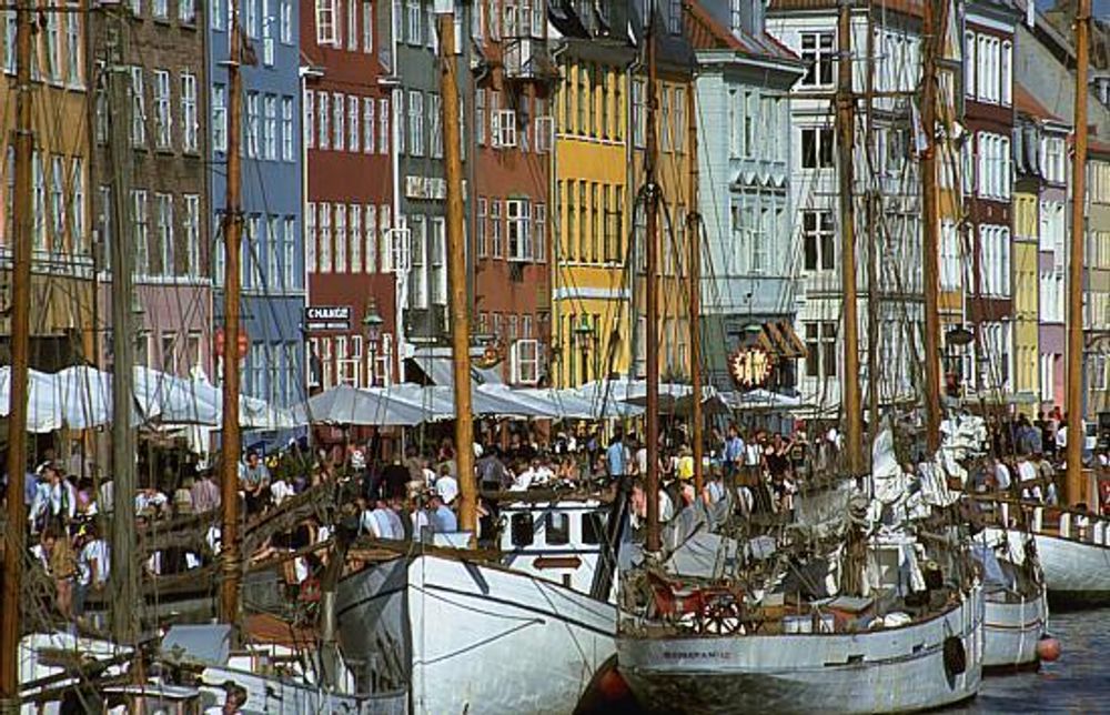 TETT I TETT: Det er ikke bare på varme sommerdager i Nyhavn det er trangt om plassen. Veinettet i København er i ferd med å bryte sammen også.