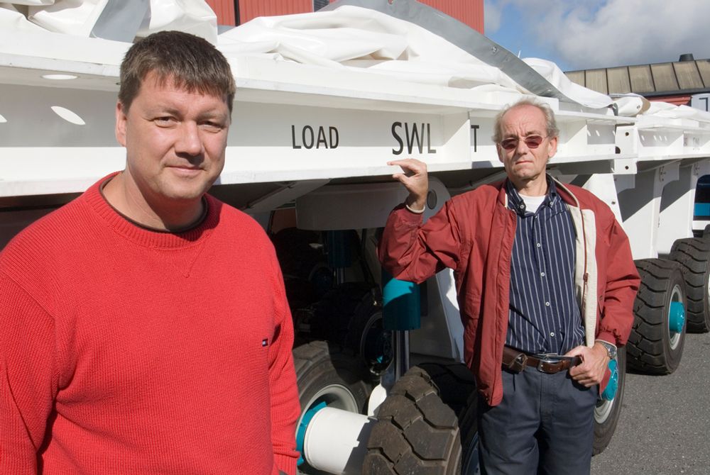 FREMSTE: Med det nye skipstransportsystemet er TTS de fremste i verden på å flytte skip og skipsdeler mener Rolf-Atle Tomassen (til venstre) og Øivind Iversen.