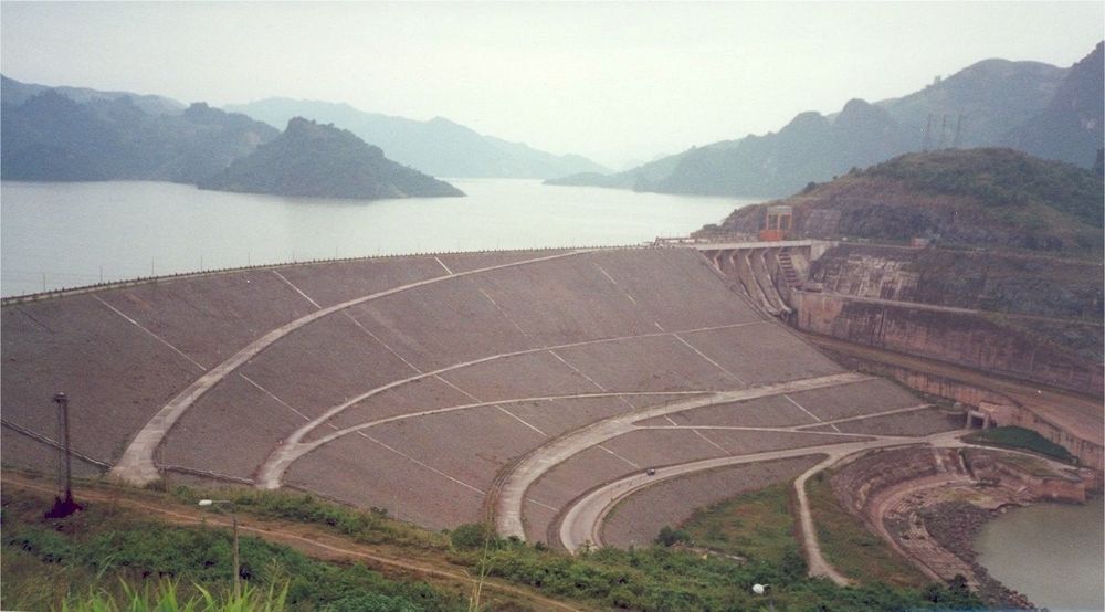 REGULERER: Denne 130 m høye fyllingsdammen til landets største kraftverk Hoa Binh i elven Da er viktig for å kunne redusere flomskadene på flatlandet rundt Hanoi. Årlig sparer denne dammen flomskader for 400-800 millioner kroner. FOTO: GEIR HELGE KIPLESUND
