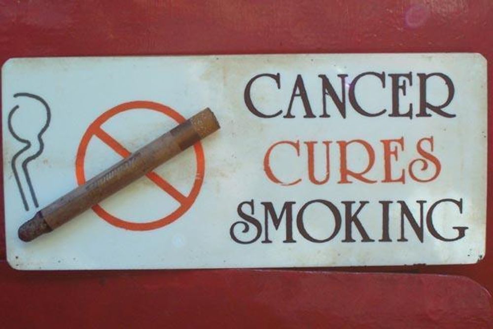 Dette er i hvert fall ikke fusk og fanteri eller svindel: Skiltet gir klar beskjed om at "Kreft kurerer røyking".