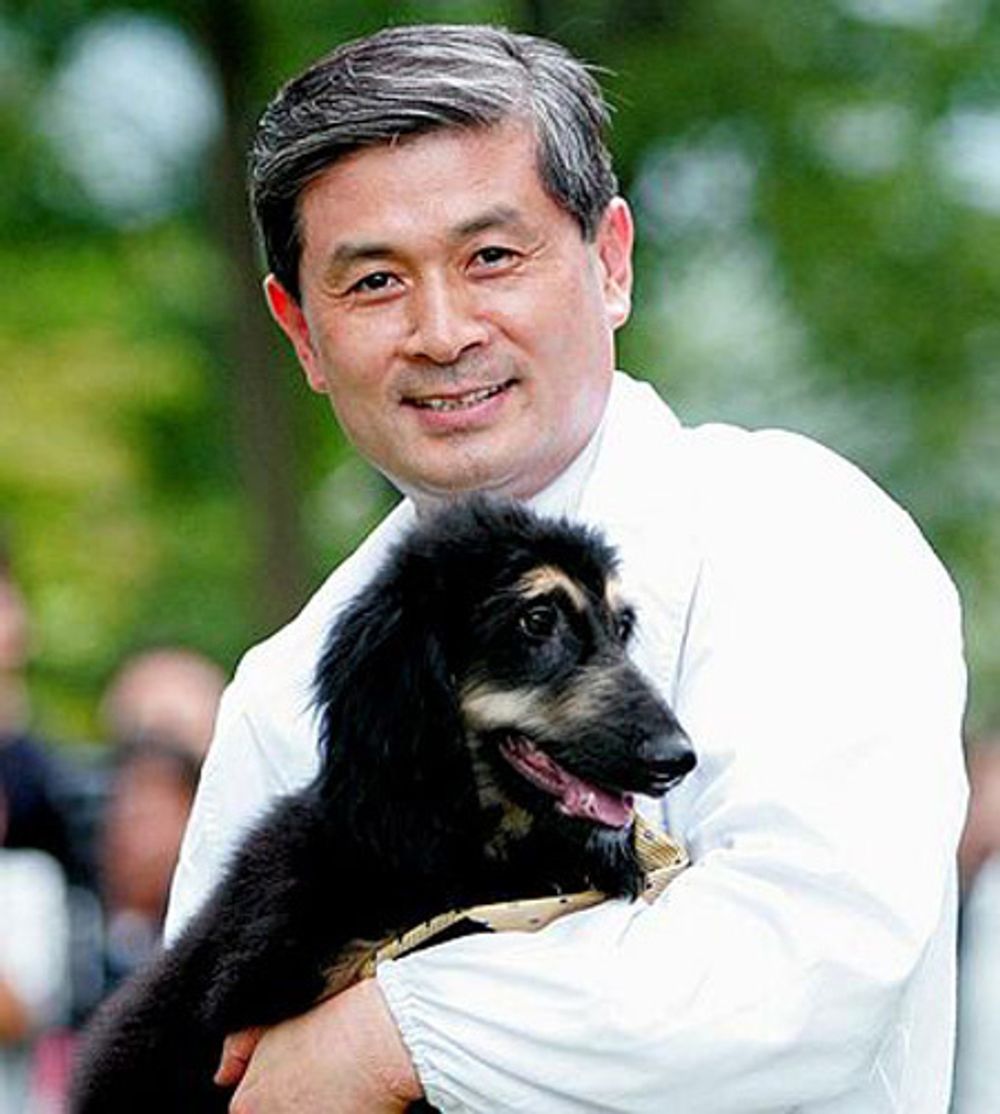 Den sørkoreanske genforskeren Hwang Woo-suk prøvde seg på noen snarveier. Han har gjort viktige funn tidligere, blant annet på genforskning på hunder. Nå er han strippet for all ære etter å ha blitt avslørt for forskingsfusk.