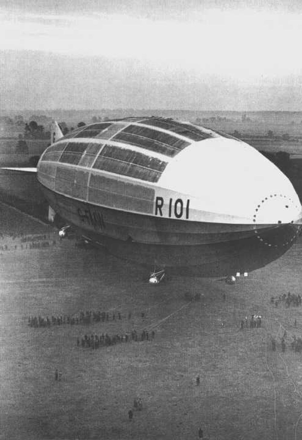 Luftskiper R101 før jomfruturen. R101 er en ombygget versjon av R100, som aldri kom seg i lufta. Mange omkom da R101 styrtet i Frankrike på jomfruturen. 46 av totalt 54 personer om bord omkom.