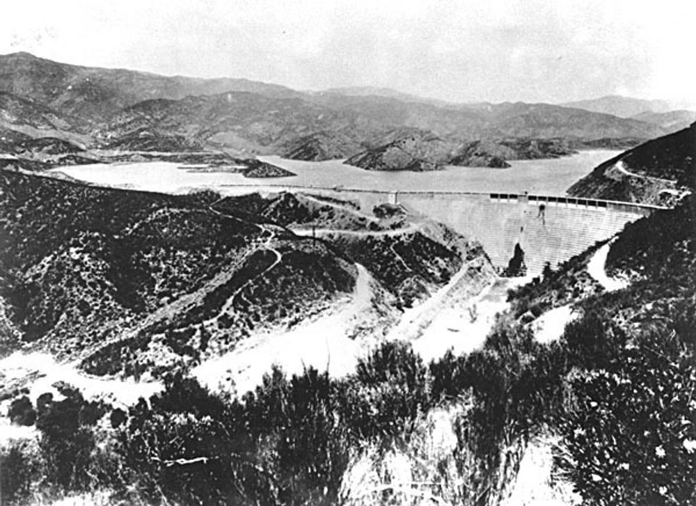 St. Francis Dam ble ferdig i 1928, og ødelagt samme år.